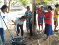 Program SMK Bangun Desa, SMKN 4 Kupang Beri Pelatihan Pewarnaan Kain Tenun Suku Helong Semau