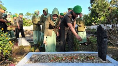 Peringati HUT Ke-65 Kodam IX/Udayana, Dandim 1613/SB Ziarah ke TMP Pada Eweta
