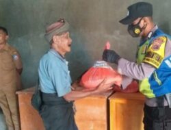 Bripka Andre & Bripka Tigor Bagikan Sembako Kepada Warga Desa Bolubokat dan Desa Sambaliloku