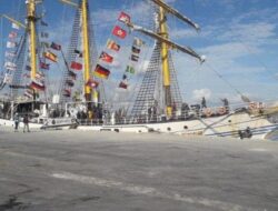 Kapal Republik Indonesia Dewaruci Tiba di Kupang