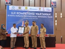 Wali Kota Jeriko Terima Award Sahabat Pers NTT dari SMSI