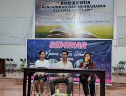 Wakil Dekan I FKIPK IAKN Kupang Membuka Seminar “Manusia di Era Globalisasi”