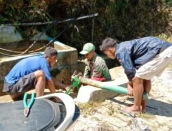 Babinsa Kodim 1613/SB Bersama Masyarakat Lakukan Pemeliharaan Pompa Hidram