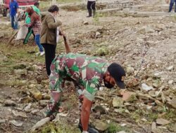 Wujudkan Lingkungan Bersih, Babinsa Koramil 1613-01/Loli Bersama Perangkat Kelurahan Wailiang Gelar Jumat Bersih