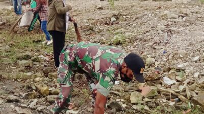 Wujudkan Lingkungan Bersih, Babinsa Koramil 1613-01/Loli Bersama Perangkat Kelurahan Wailiang Gelar Jumat Bersih