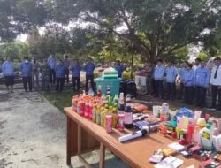 Wakil Bupati John Lado Pimpin Pemusnahan Produk Kadaluarsa