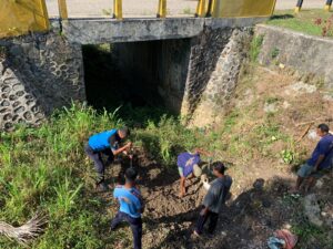 Kalapas Waikabubak, Pegawai dan Warga Binaan Lakukan Perbaikan Sarana dan Prasarana Perkantoran