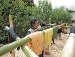 Tren Sustainable Fashion, BCA Adakan Pelatihan Pewarnaan Alam Bagi 30 Perempuan Penenun NTT
