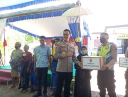 Peduli Sesama,Wakapolda NTT Bagikan Sembako Kepada Warga Kurang Mampu