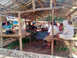 Melalui Komsos Babinsa Koramil 03/Ktn, Pantau Harga Bahan Pokok di Warung-Warung Desa Binaan