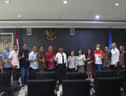 Pemkot Gandeng Gereja, Perbankan dan Paguyuban Pasang Pohon Natal Sepanjang Jalan El Tari