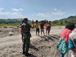 Musim Penghujan, Babinsa Koramil 02/Walakaka Himbau Warga Waspada Bencana Banjir dan Tanah Longsor