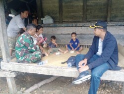 Babinsa Koramil 01/Loli Dampingi Pemberian Makan Tambahan Bagi Bayi Balita