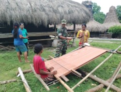 Rangkul Seluruh Elemen Masyarakat, Babinsa Kodim 1613 Sumba Barat Dekat dengan Warga