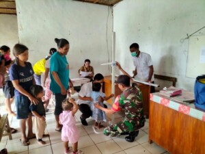 Babinsa Koramil 1613-03/Katikutana Dampingi Petugas Berikan Layanan Posyandu