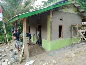Babinsa Koramil 1613-03/Katikutana Terus Semangat Kerja RTLH Bantuan Pangdam IX/Udayana