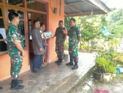 Cegah Stunting,Danramil 1613-01/Loli Bagikan Paket Sembako kepada Orang Tua dan Balita