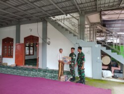 Peduli Sesama,Kodim 1613/Sumba Barat Bagikan Takjil Di Masjid