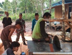 Babinsa Koramil 1613-01/Loli Beri Motivasi Pengrajin Kayu Di Desa Binaan