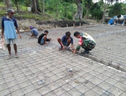 Peduli Sesama,Babinsa Koramil 1613- 02/Walakaka Bantu Warga Bangun Lapangan Volly
