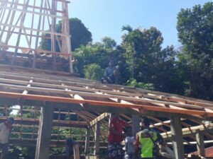 Manunggal Bersama Rakyat,Babinsa Koramil 1613-02/Walakaka Bantu Warga Bangun Rumah