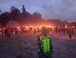 Babinsa Koramil 1613-01/Loli Turut Mengamankan Pawai Obor Paskah Di Sumba Barat