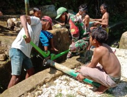 Jaga Pompa Hidram Tetap Berfungsi, Babinsa Koramil 1613-01/Loli Rutin Lakukan Pengecekan dan Perbaikan