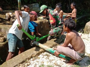Jaga Pompa Hidram Tetap Berfungsi, Babinsa Koramil 1613-01/Loli Rutin Lakukan Pengecekan dan Perbaikan