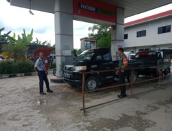 Pastikan Wilayah Kondusif,Babinsa 1613-01/ Loli Monitoring SPBU Galaxy di Wilayah Binaan