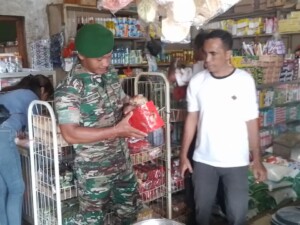 Antisipasi Lonjakan Harga, Babinsa 1613 – 03 Katikutana Bersama TPID Cek Harga Bahan Pokok Jelang Hari Raya Idul Fitri
