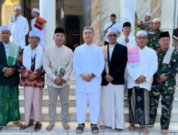 Dandim 1613/Sumba Barat Bersama Kapolres Sholat Idul Fitri Di Masjid Agung Al-Azhar Waikabubak