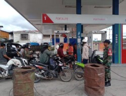 Cek Ketersediaan BBM Pasca Lebaran, Babinsa Koramil 1613-01/Loli Rutin Lakukan Pemantauan di SPBU