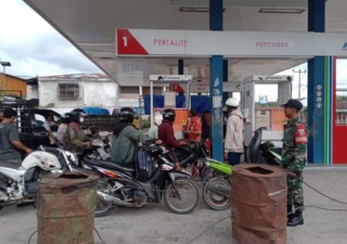 Cek Ketersediaan BBM Pasca Lebaran, Babinsa Koramil 1613-01/Loli Rutin Lakukan Pemantauan di SPBU