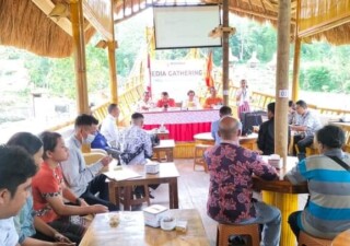 Perkuat Pengawasan Jelang Pemilu 2024 Bawaslu Sumba Barat Gelar Media Gathering 