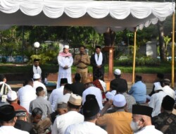 Temui Jemaah Usai Shalat IED, Penjabat Wali Kota Mohon Doa Untuk Percepatan Pembangunan Kota Kupang