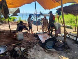 Bantu Tingkatan Produksi Garam Babinsa Koramil 1613 – 01/Loli Beri Motivasi kepada Petani Garam