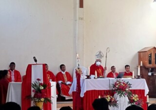 Uskup Mgr. Fransiskus Urapi Minyak Krisma Bagi 597 Umat & Gema 100 Anggota Koor Bapa-Bapa Paroki St.Yoseph 
