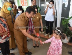 Wali Kota Serahkan Bantuan Stunting dari Raffi Ahmad dan Kolonel Helmi Nance