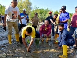 Pulihkan Lingkungan, Pj. Wali Kota Kupang dan Rektor Undana Tanam Bakau di Pantai Oesapa