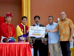 Penjabat Wali Kota Serahkan Bantuan Bagi Gereja Toraja Jemaat  Kota Kupang