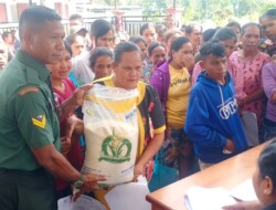 Pastikan Berjalan Aman dan Lancar, Babinsa Dampingi Pembagian Beras Kepada Masyarakat