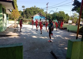 Jaga Kebugaran Tubuh, Danramil Katikutana Bersama Anggota Laksanakan Olahraga Pagi