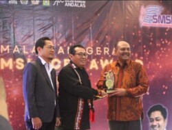 Anggota DPRA Ali Basrah dan Sekda Aceh  Bustami Hamzah Menerima Anugerah SMSI Award