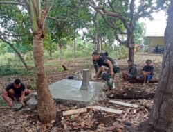 Tim Satgas TMMD ke-117 Bersama Masyarakat Bahu Membahu Tuntaskan Pembuatan Saluran Air Minum