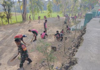 Sambut HUT RI ke 78,Babinsa 1613 – 02/Walakaka Bersama Pelajar Kerja Bakti Bersihkan Lingkungan