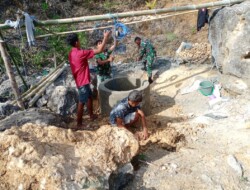 Peduli Sesama,Babinsa 1613 – 01/Loli Bantu Warga Bangun Sumur