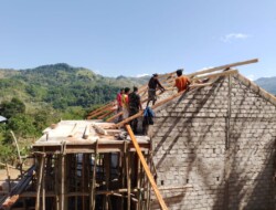Bangun Sinergitas Bersama Rakyat,Babinsa Walakaka Bantu Bangun Rumah Warga Binaan