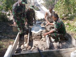 Ajak Hidup Sehat,Babinsa Koramil 1613 – 01/Loli Gotong Royong Bangun MCK Bagi Warga Binaan