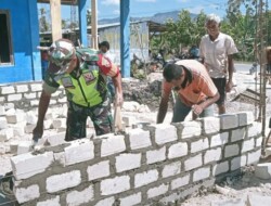 Jalin Keakraban TNI Bersama Rakyat, Babinsa 1613 – 02/Walakaka Bantu Bangun Rumah Warga