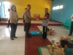 BPBD Sumba Barat Serahkan Bantuan Logistik ke Korban Kebakaran Rumah
